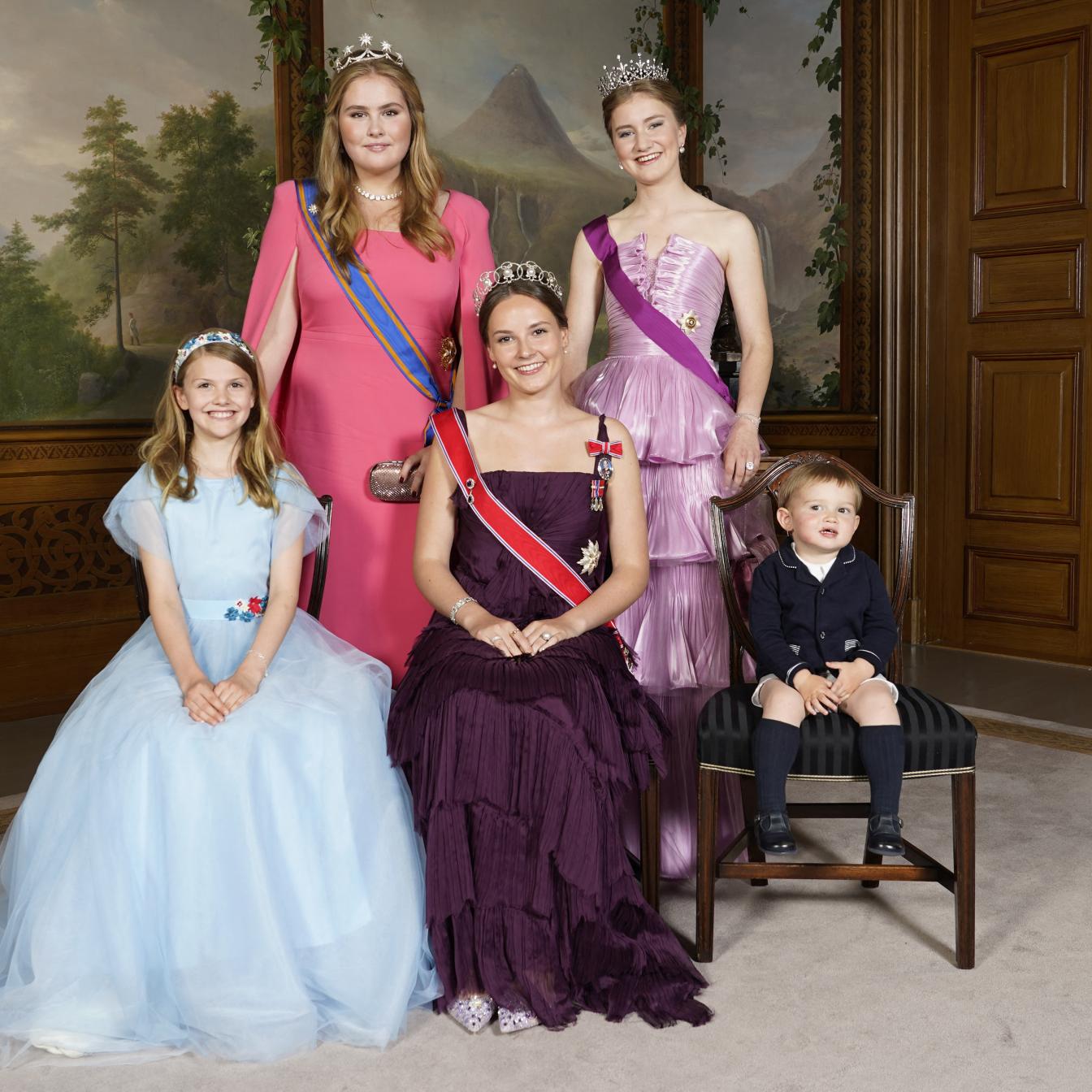 1. Reihe v.l.n.r.: Prinzessin Estelle von Schweden, Prinzessin Ingrid Alexandra von Norwegen, Prinz Charles von Luxemburg, 2. Reihe: Prinzessin Catharina-Amalia der Niederlande, Prinzessin Elisabeth von Belgien. 