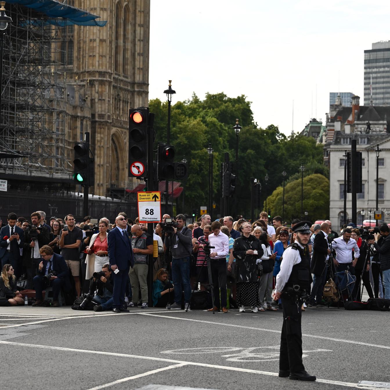 London Metropolitan Police Ein Polizist vor dem Palace of Westminster, dem Sitz dem britischen Parlaments