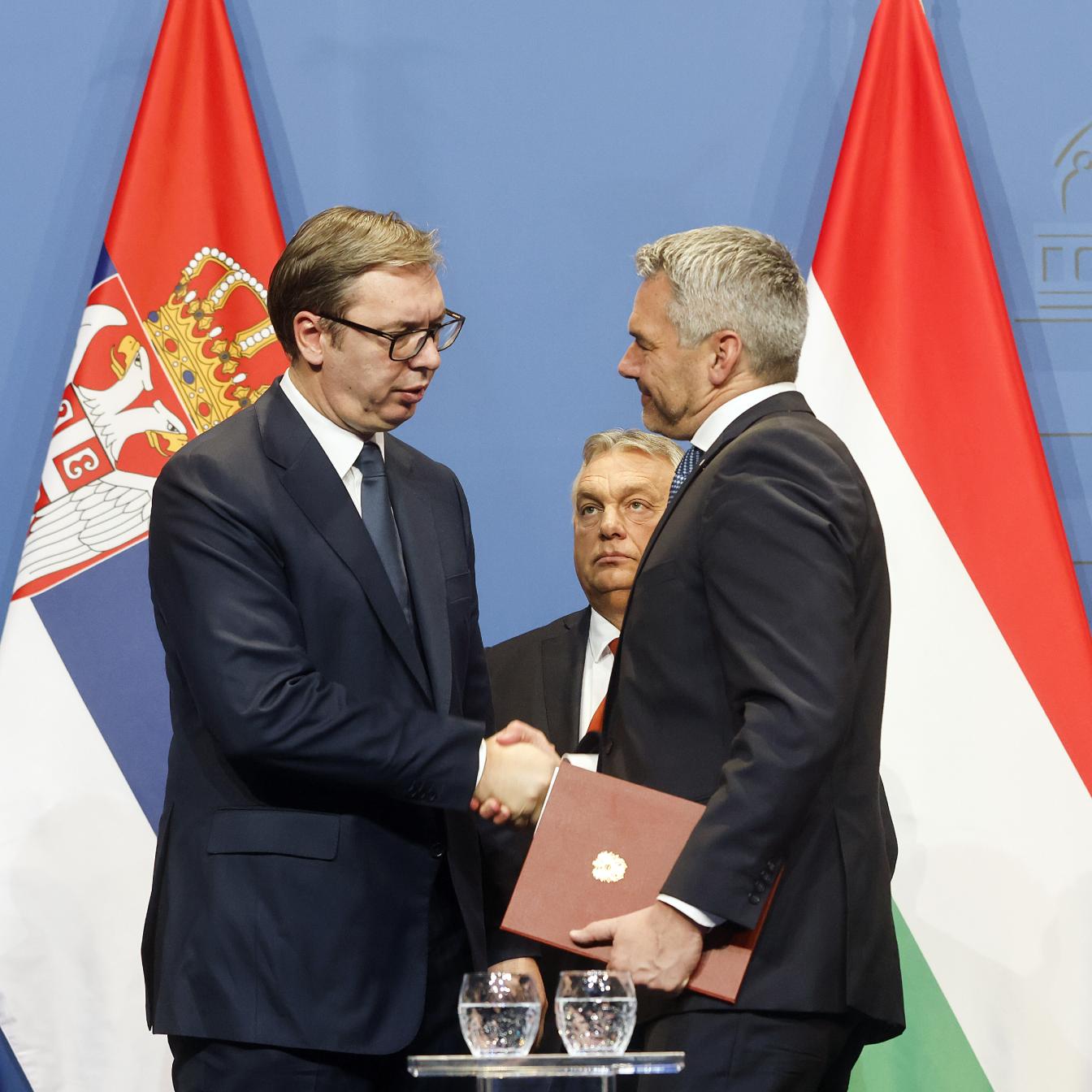 Bundeskanzler Karl Nehammer mit Serbiens Ministerpräsident Vucic und Ungarns Ministerpräsident Orban