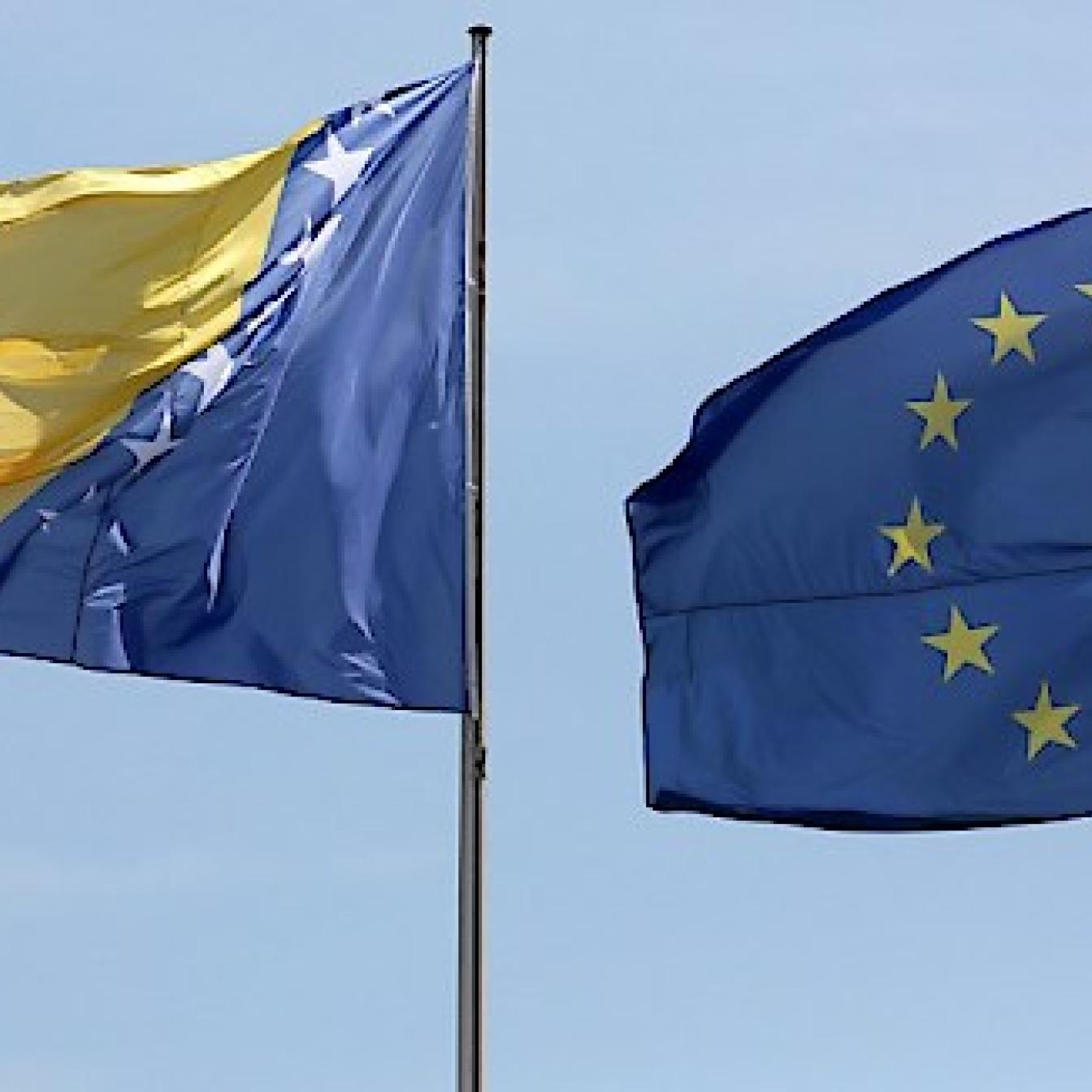 Eine Bosnien-Fahne weht neben einer EU-Fahne.