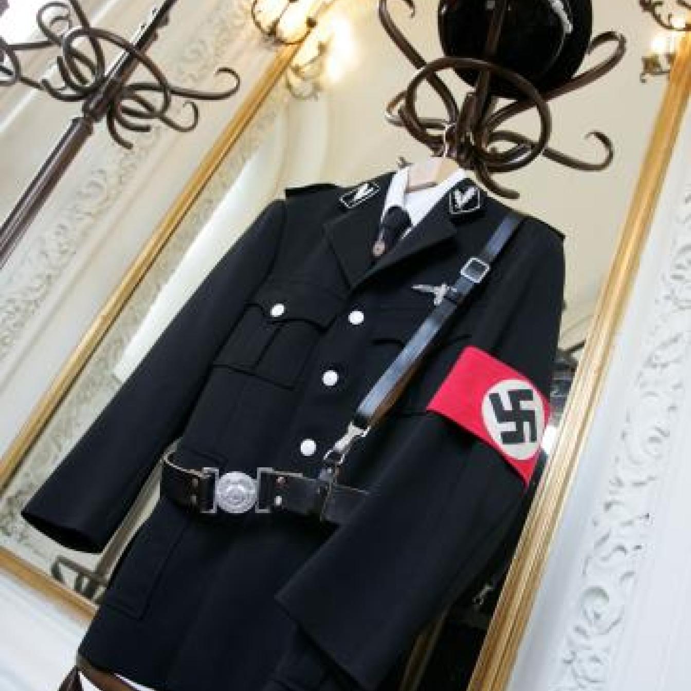 Eine SS-Uniform im Eingangsbereich des Volkstheaters anl. einer Pressefuehrung zur Ausstellung „Das Fuehrerzimmer.