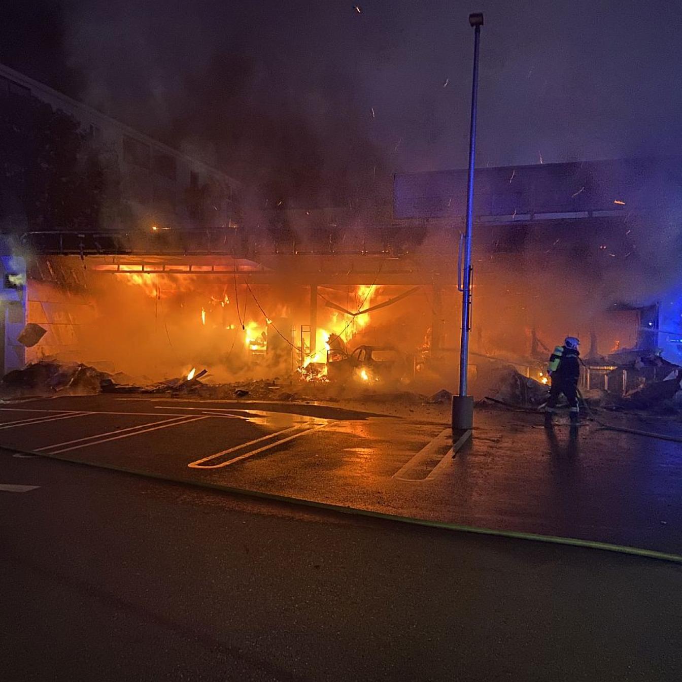 Auto krachte in Floridsdorfer Supermarkt und löste Feuer aus