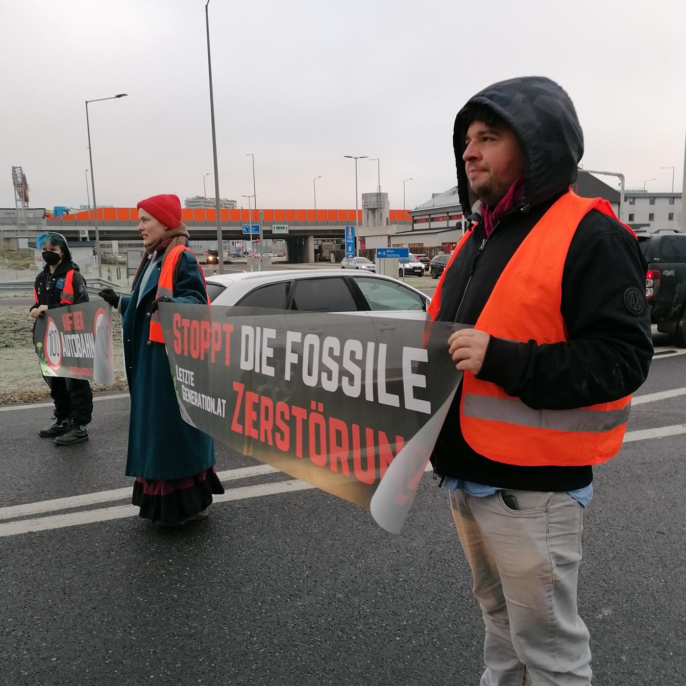 Letzte Generation Straßenblockade von Aktivisten am 28.11.2022
