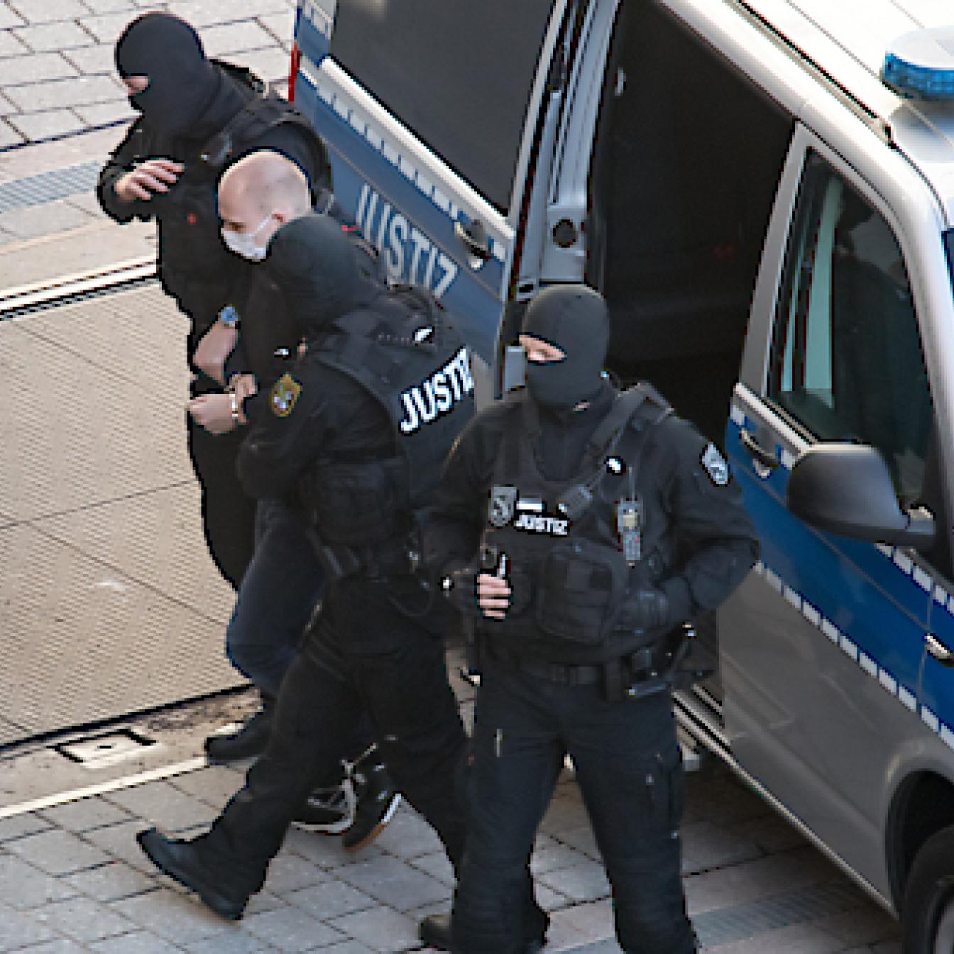 Halle-Attentäter steigt beim Landgericht unter Bewachung aus