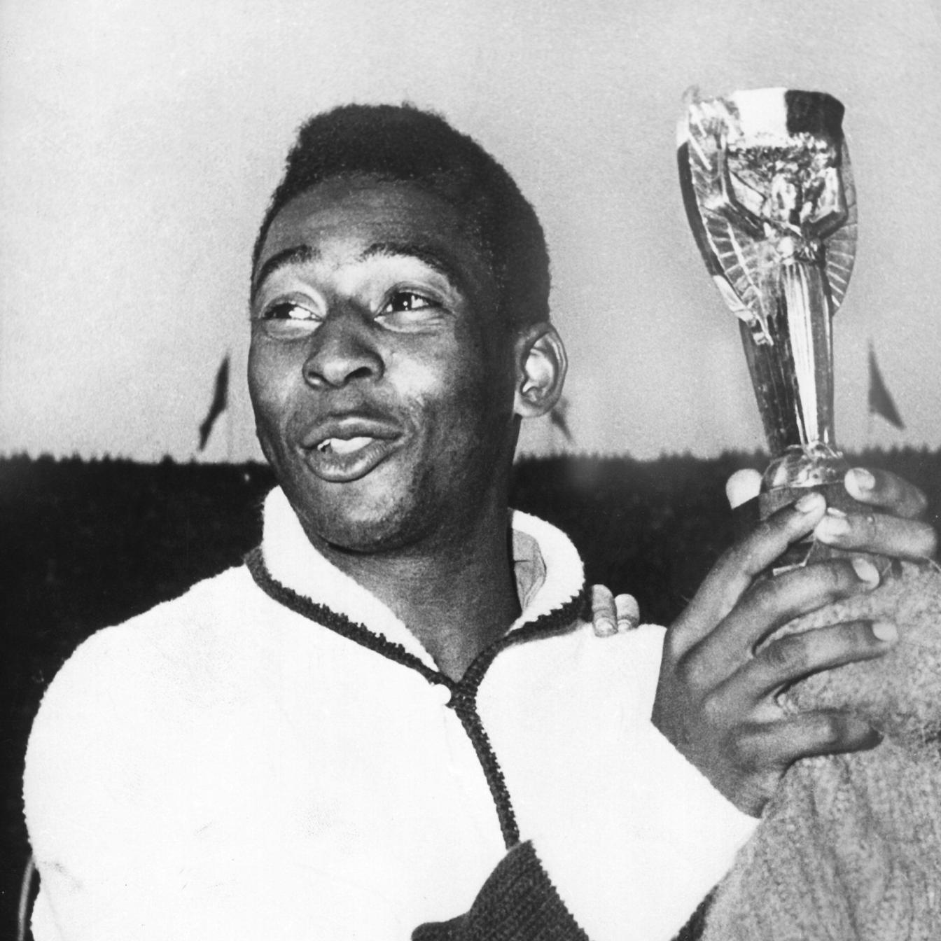 Der brasilianische Stürmer Pele (Archivbild) hält am 17.06.1962 in Santiago de Chile den von seiner Mannschaft im Endspiel der Fußball-WM gewonnenen Jules-Rimet-Cup hoch.