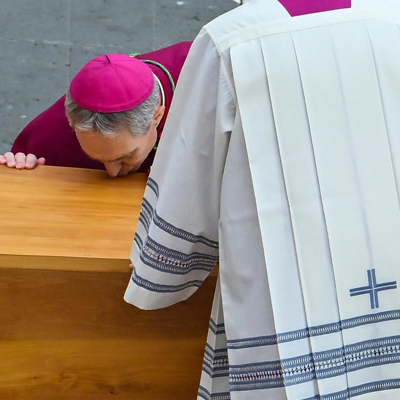Georg Gänswein küsst den Sarg des verstorbenen Papstes