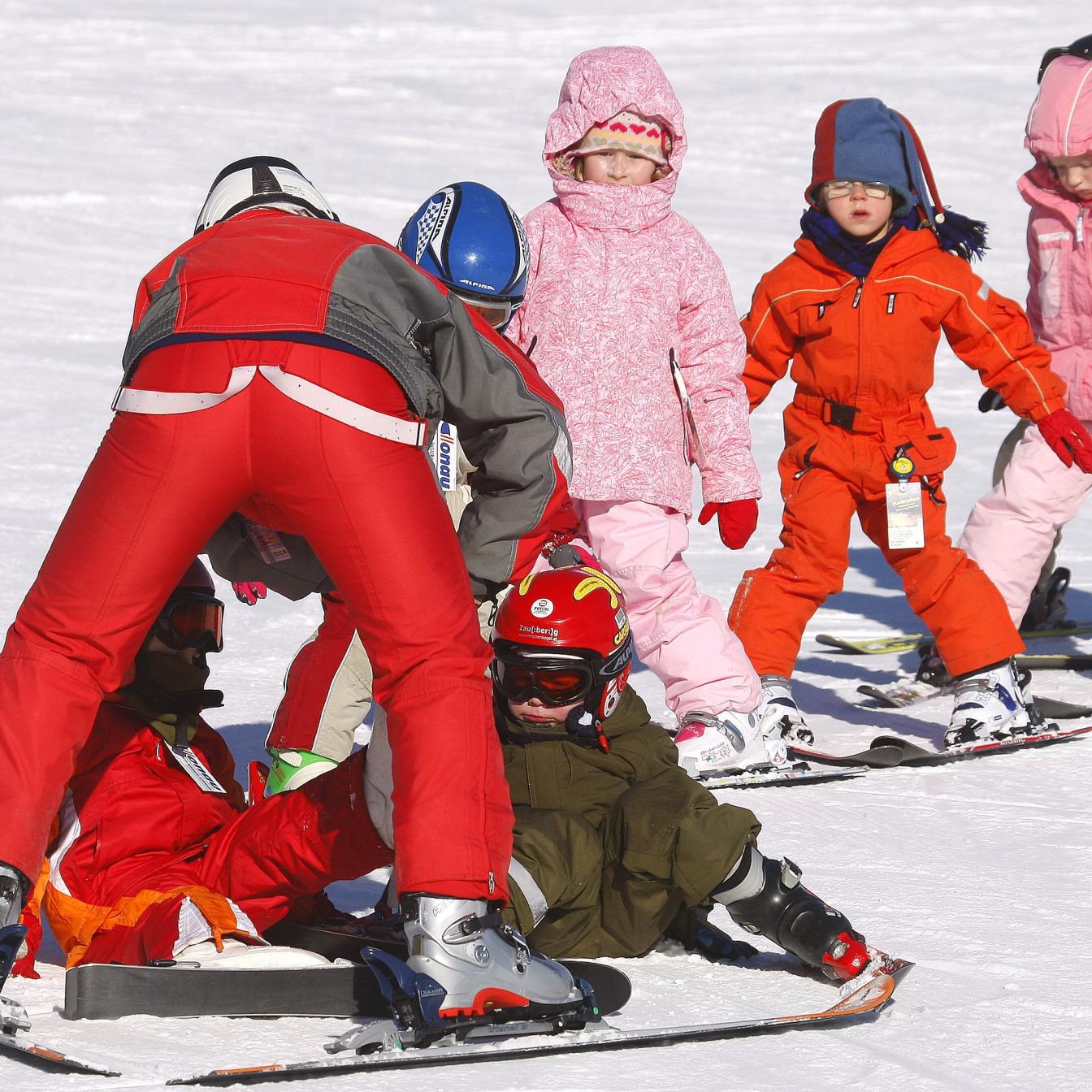 Eine Gruppe von Kindern, Teilnehmer eines Skikurses, lernen im Skigebiet Stuhleck in der Region Semmering, ihre ersten "Schritte" auf der Piste
