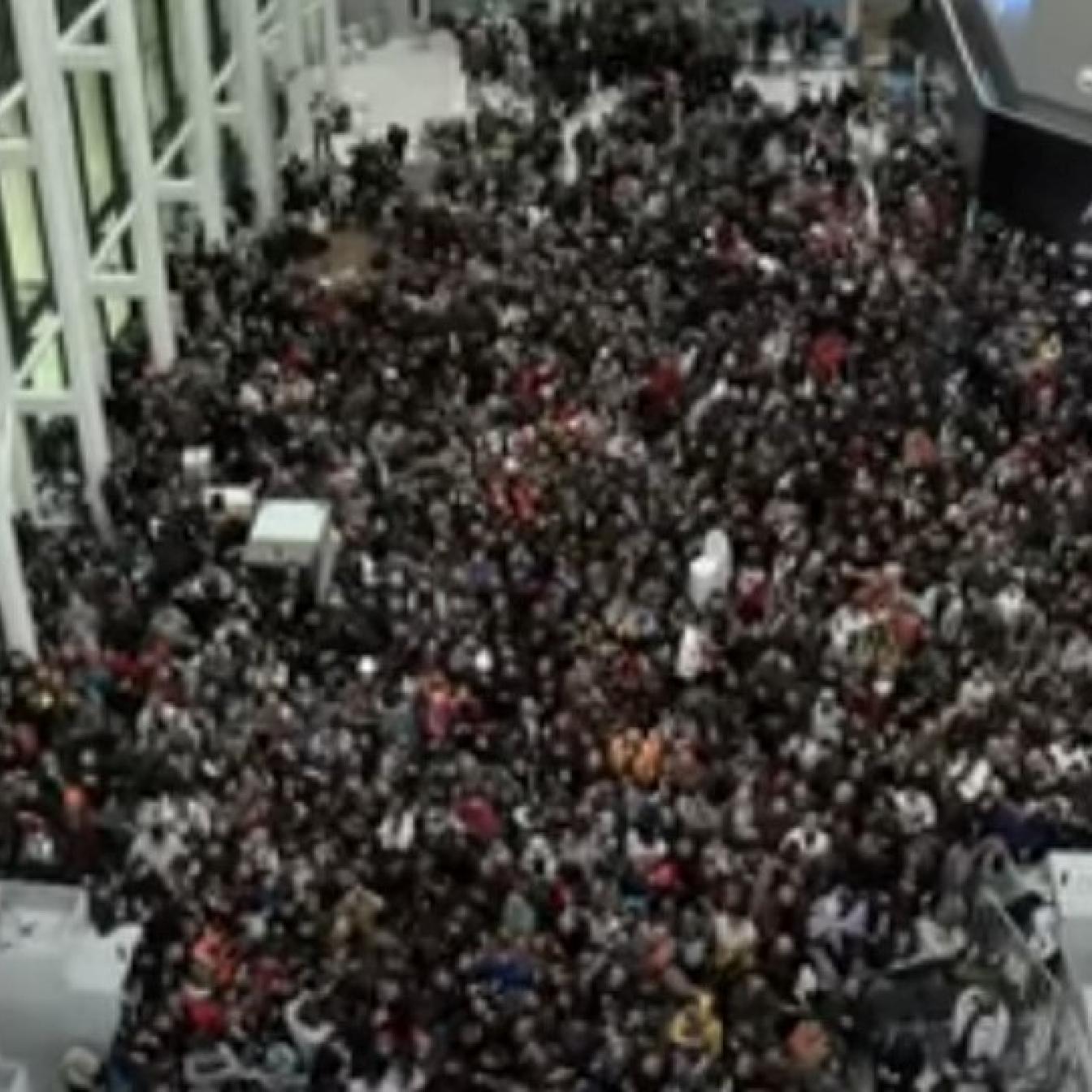 Nach Erdbeben: Freiwillige, NGO-Mitarbeiter und Rettungskräfte strömen zum Flughafen Istanbul