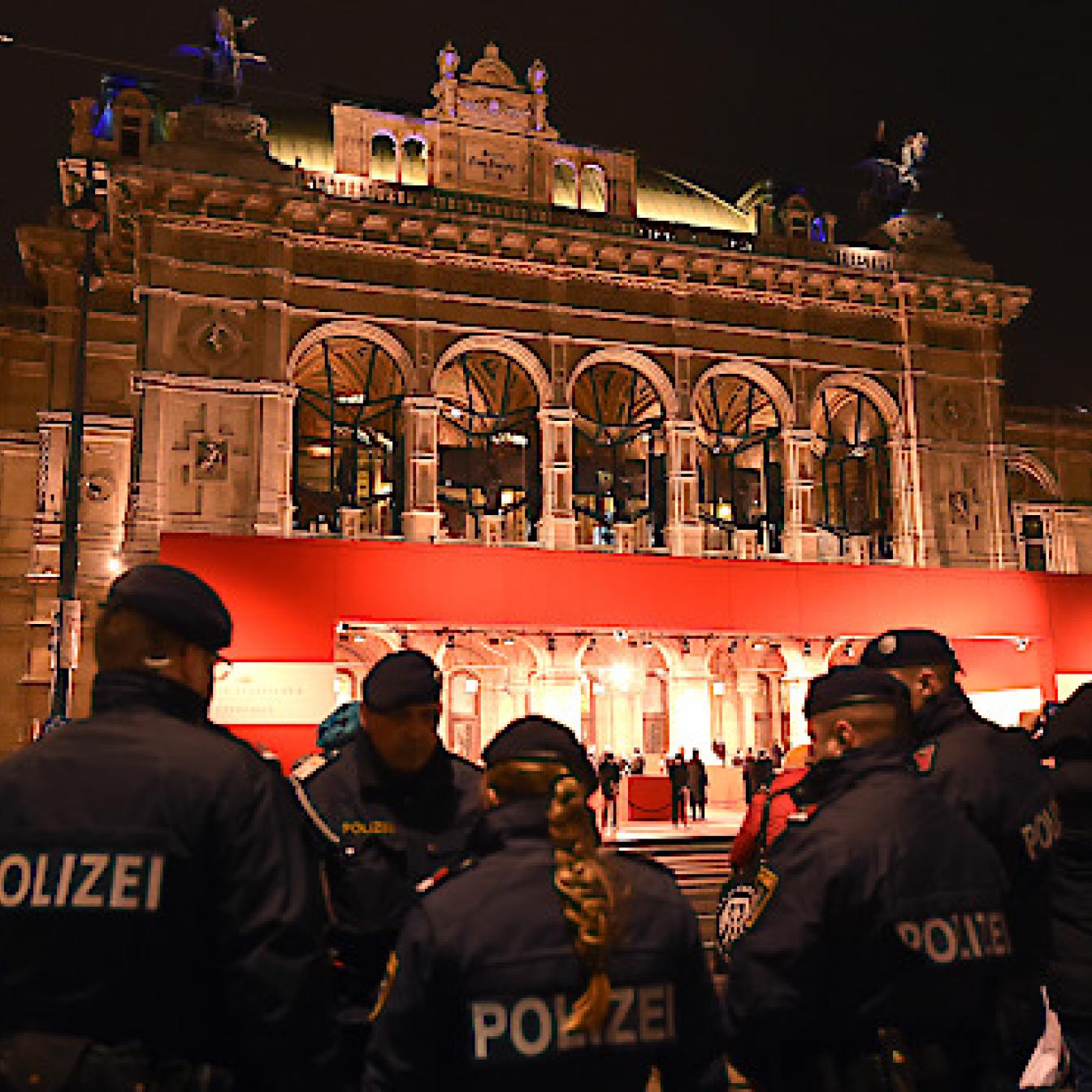 Polizisten vor der Oper