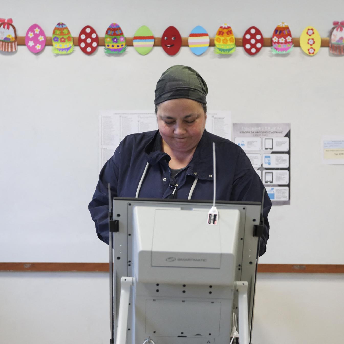 Frau in Bulgarien wählt