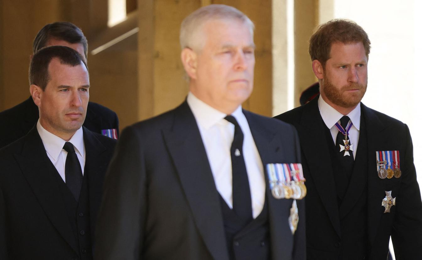 v.l.n.r.: Peter Phillips, Prinz Andrew, Prinz Harry beim Begräbnis von Prinz Philip 2021