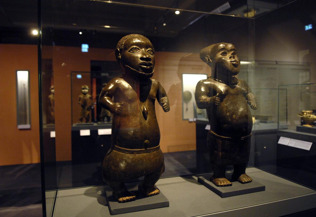 Zwei Hofzwerge aus dem Königtum Benin, Nigeria, im Weltmuseum Wien