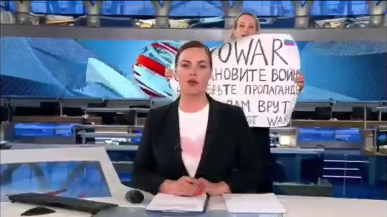 Marina Owsjannikowa, eine Angestellte des russischen Channel 1 Erster Kanal nutzt die Nachrichten, um ein Zeichen gegen den Krieg zu setzen