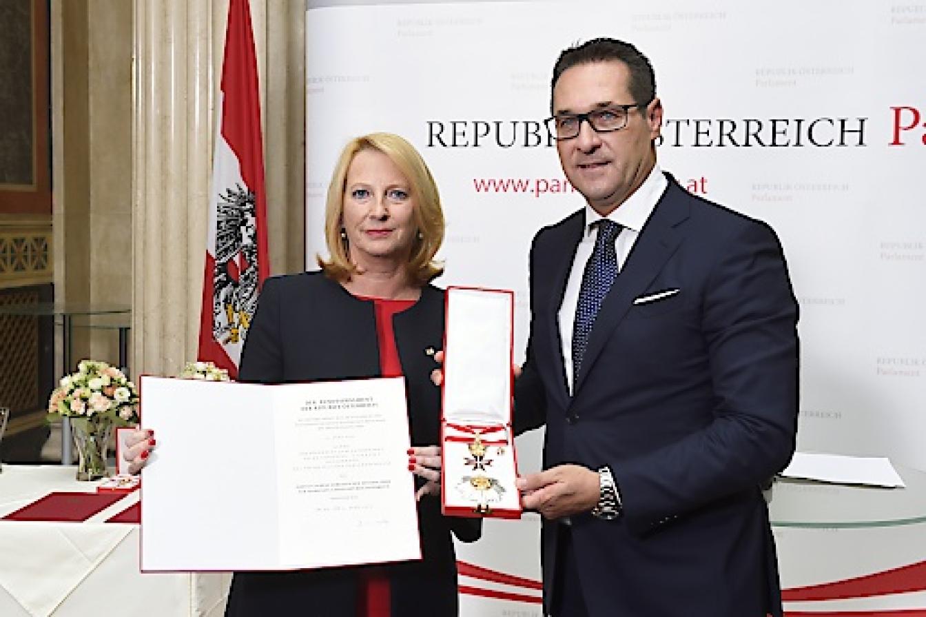 Am 13. Juli 2017, kurz vor seinem Aufenthalt auf Ibiza, erhielt FPÖ-Chef Strache das "Große Goldene Ehrenzeichen mit dem Stern", den Orden der Republik, verliehen.