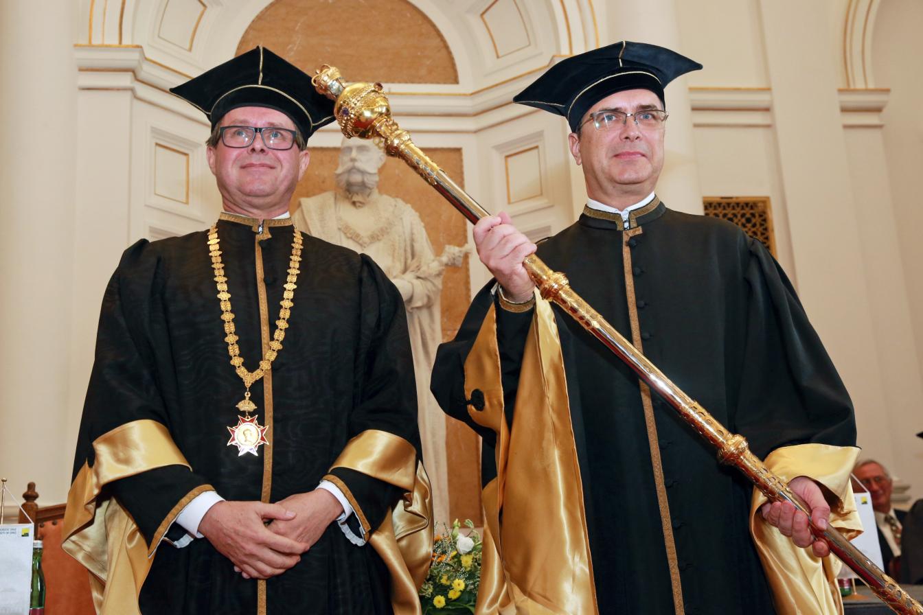 Martin Polaschek bei der Amtsübergabe und sein Nachfolger als Rektor der Uni Graz, Peter Riedler im Talar