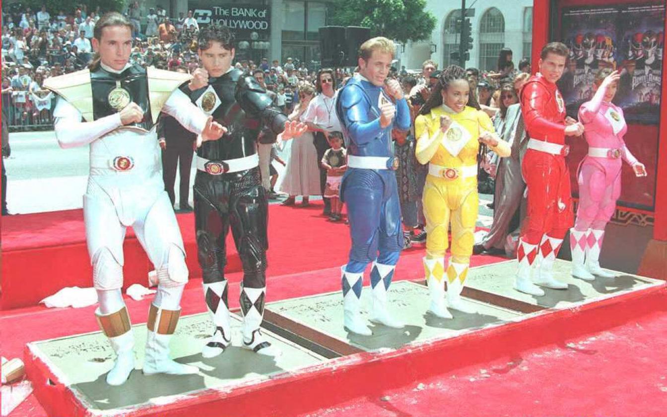 Jason David Frank (l.) mit den anderen Hauptdarstellern des "Power Rangers"-Kinofilms