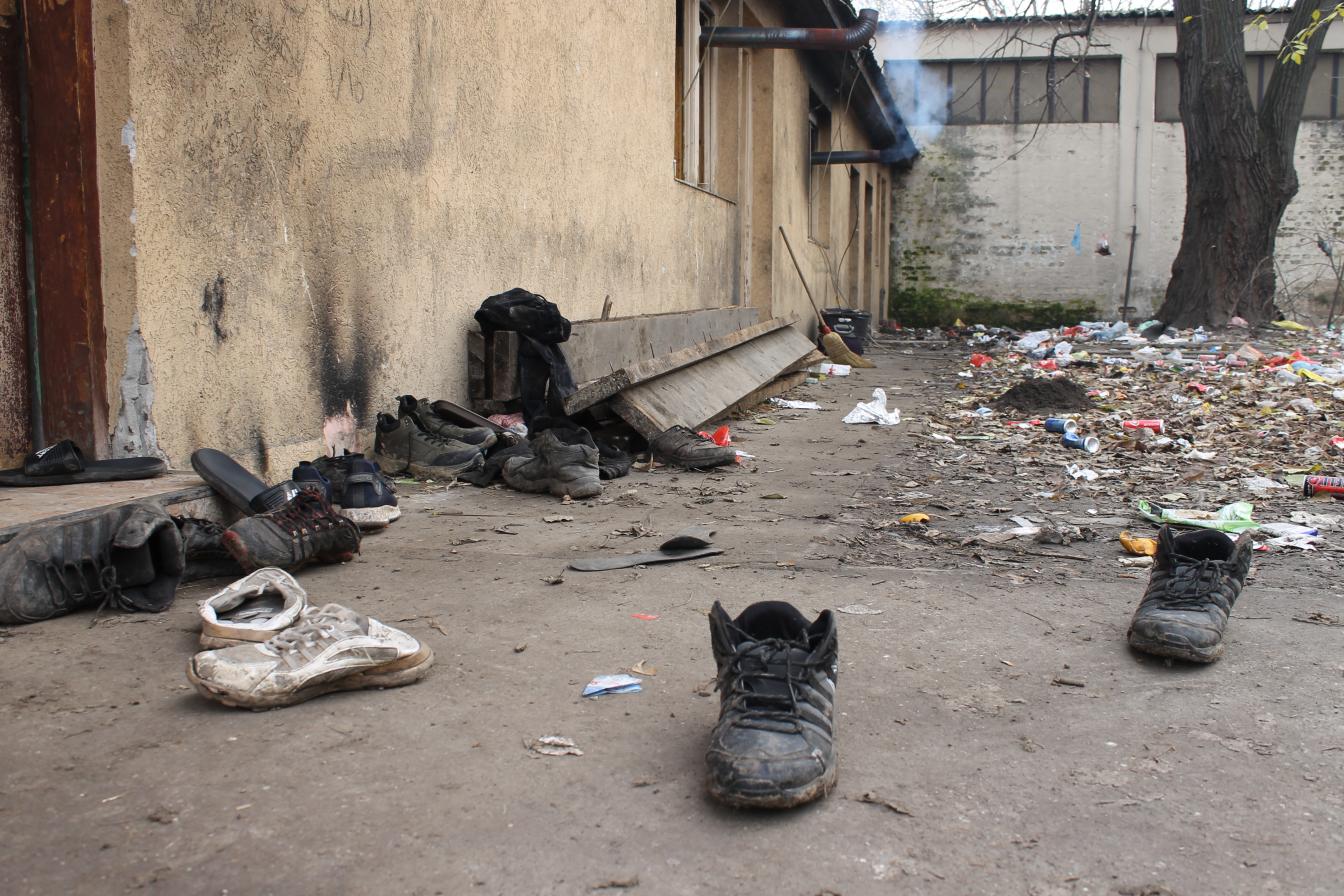 Abgenutzte Schuhe vor einem inoffiziellen Flüchtlingscamp