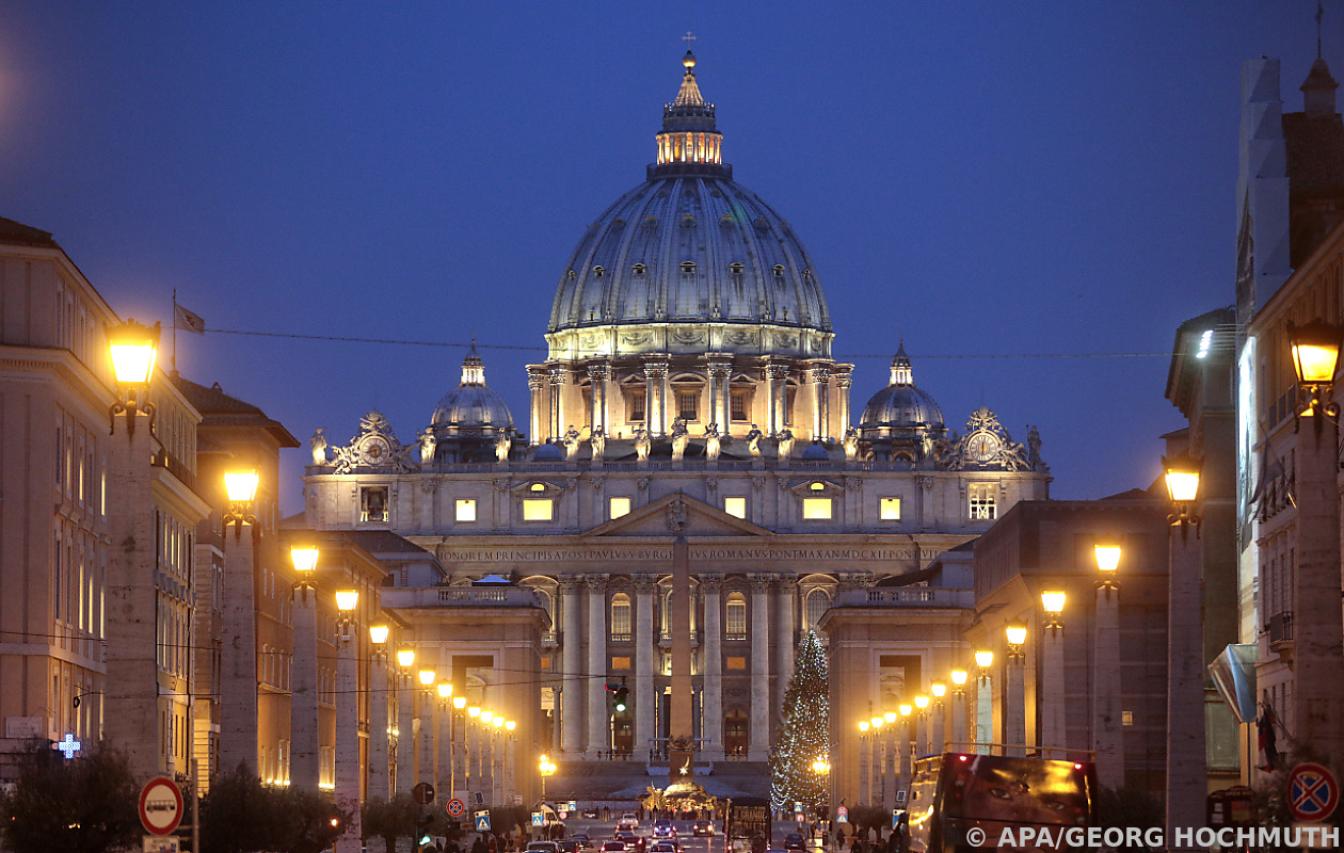 Petersdom in Rom bei Nacht