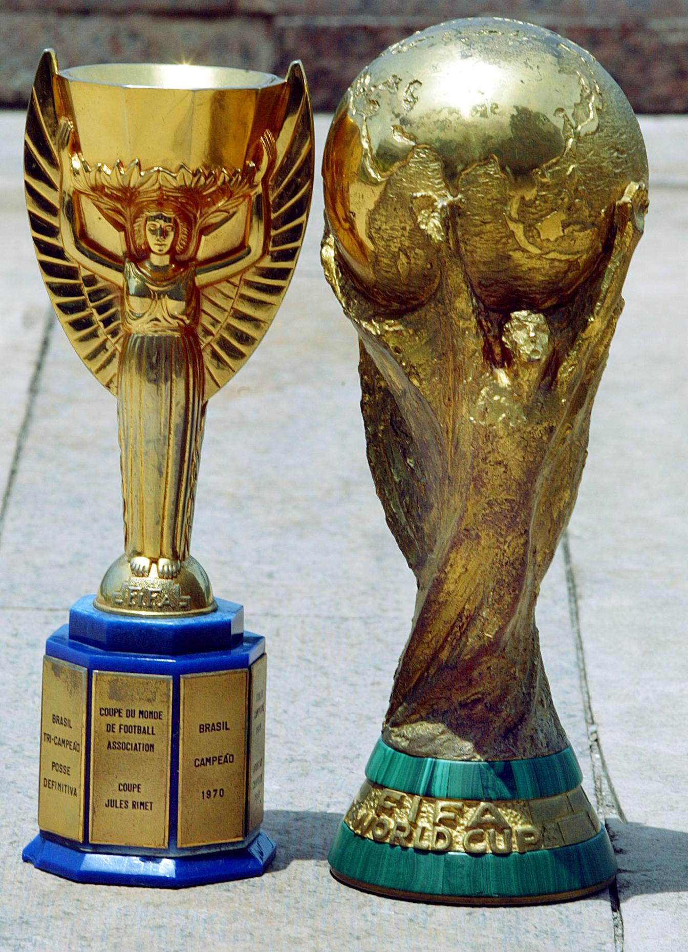 Der "Coupe Jules Rimet" neben dem neuen FIFA-WM-Pokal