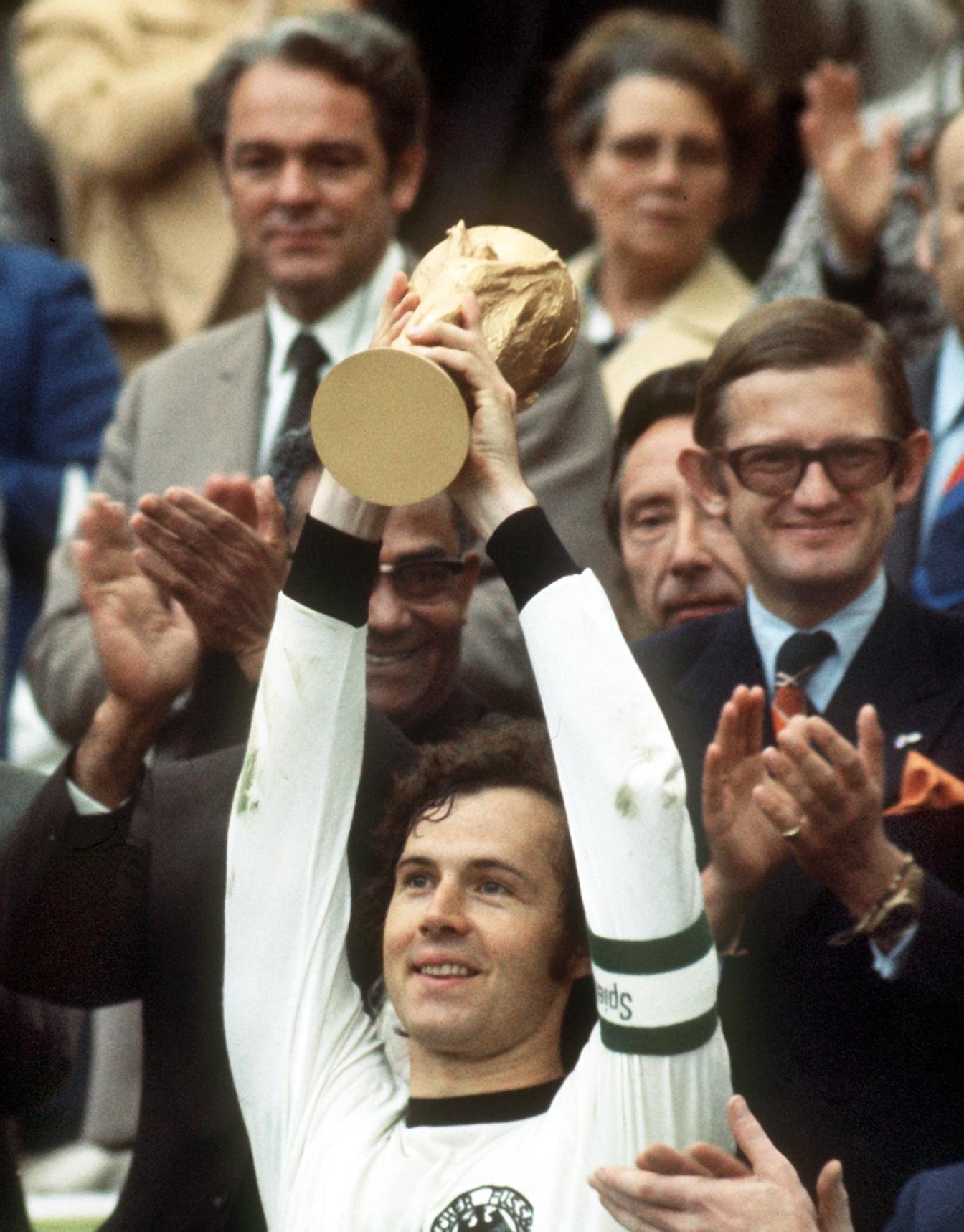 Franz Beckenbauer war der erste, der die neue Trophäe 1974 in Empfang nehmen durfte