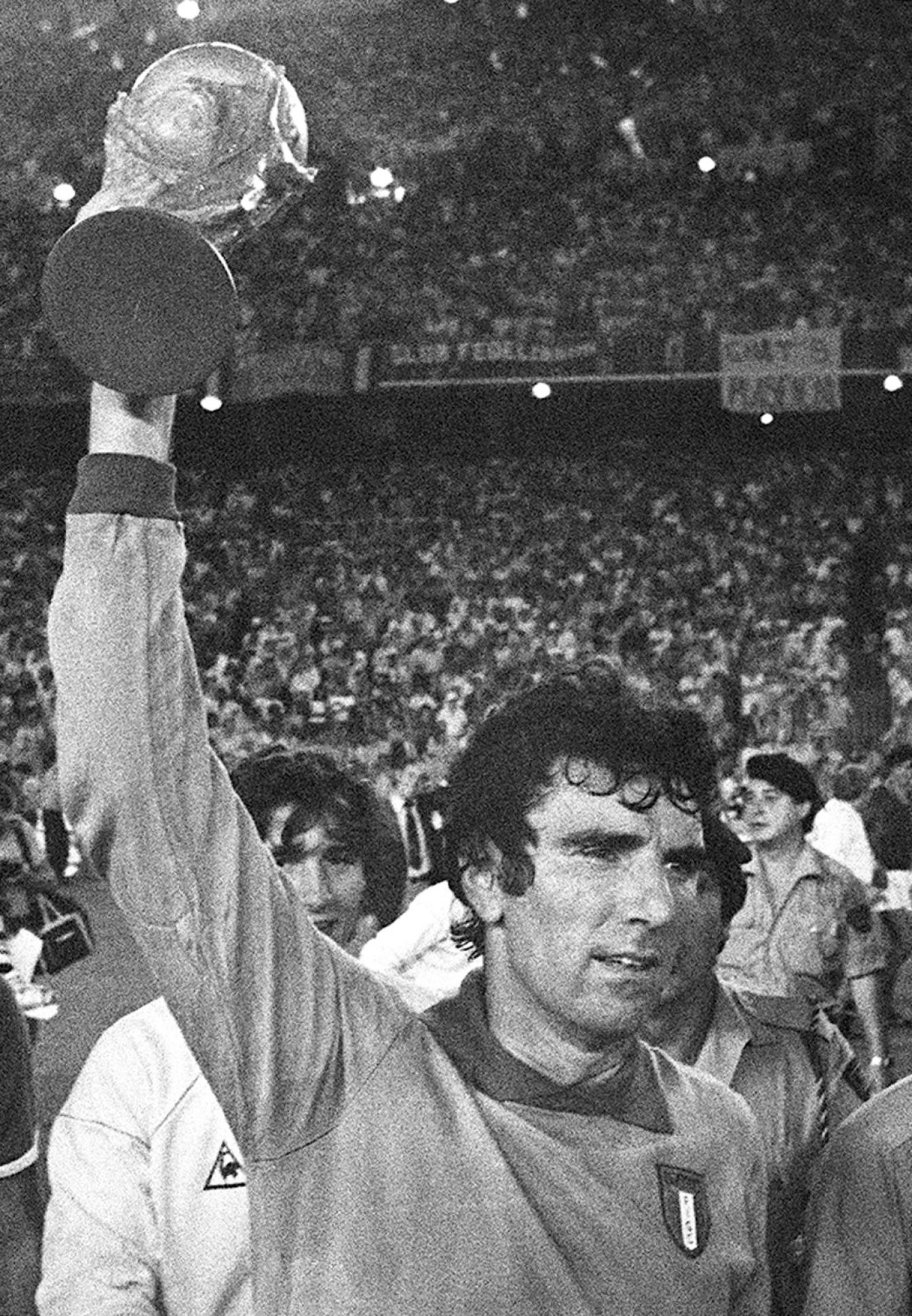 Italiens Tormann Dino Zoff mit dem gewonnenen Pokal 1982.