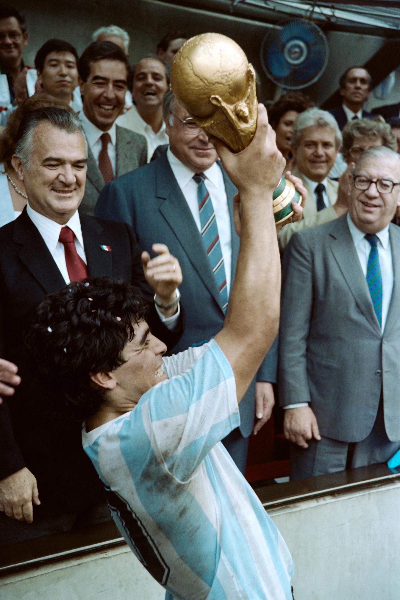 Die Hand Gottes (Diego Maradona) hält 1986 den Welpokal in die Höhe.