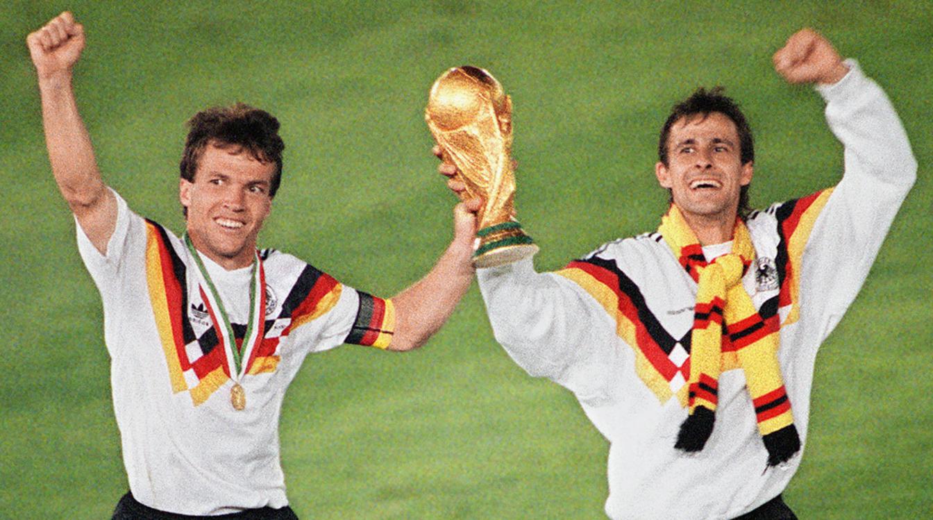 Deutschland holt zum zweiten Mal den neuen WM-Pokal. Hier Kapitän Lothar Matthäus und Pierre Littbarski.