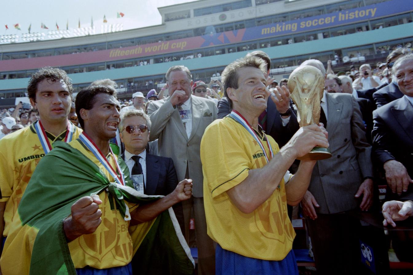 1994 konnte Brasilien mit Kapitän Dunga die Trophäe gewinnen.