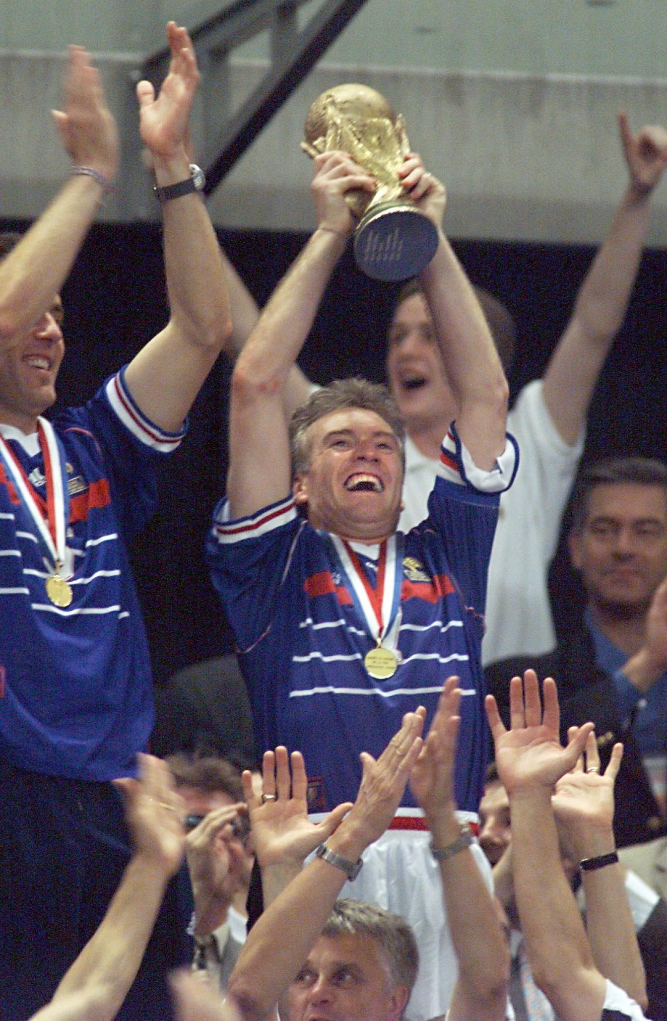 Wird Didier Deschamps den Pokal, wie hier 1998, wieder in die Höhe strecken dürfen