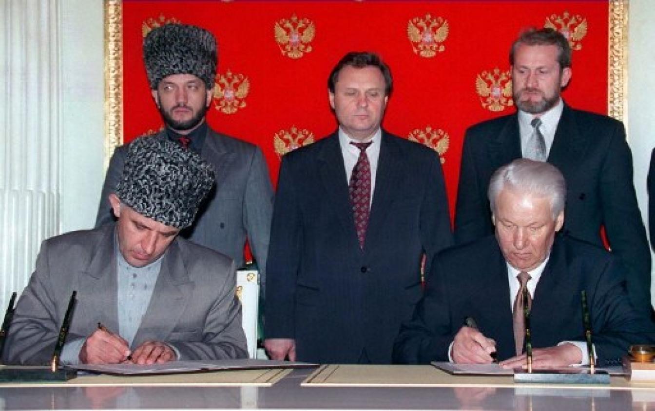 Als Russlands Präsident Boris Jeltzin und der tschetschenische Präsident Aslan Maschadow 1997 einen Friedensvertrag unterzeichneten, war Achmed Sakajew dabei.