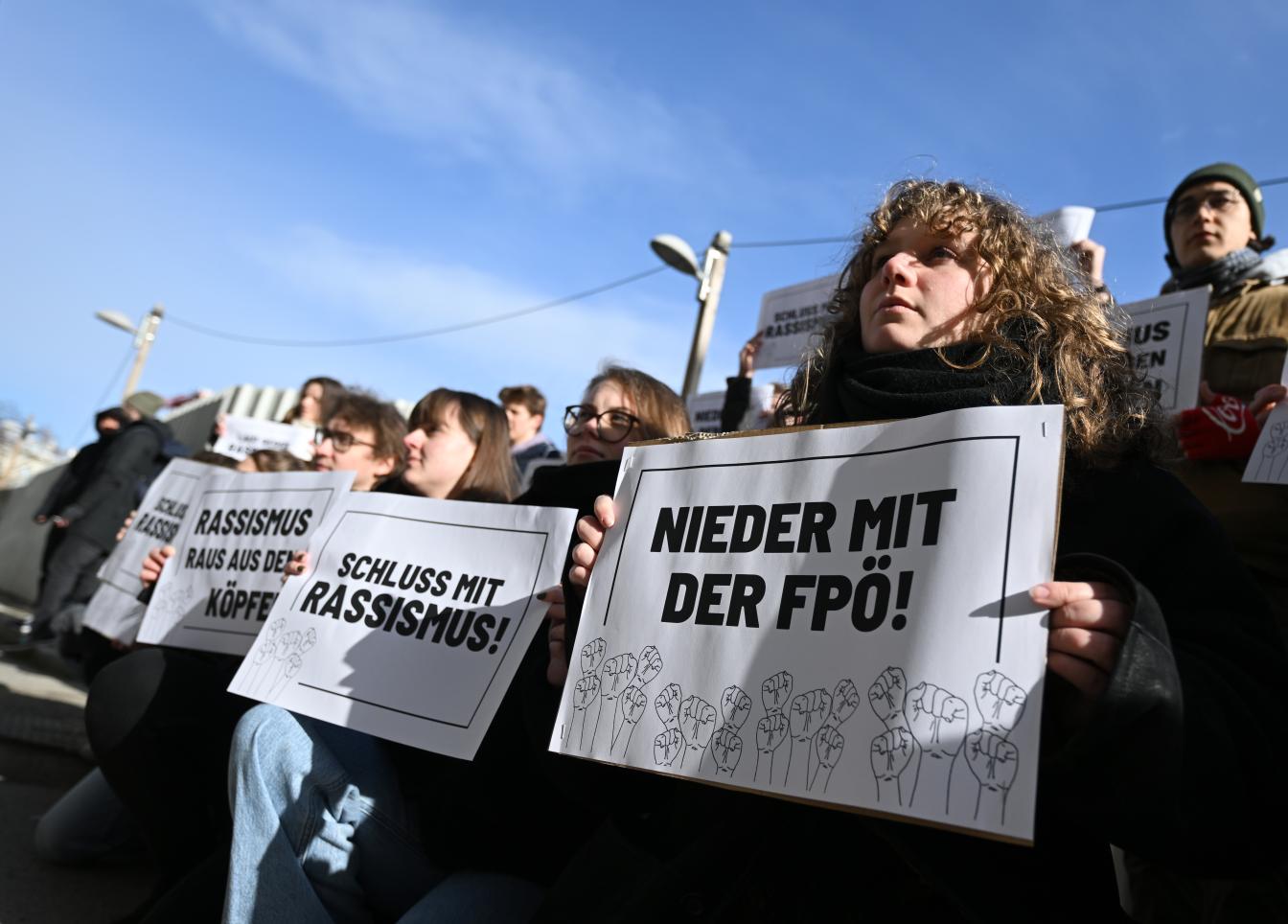 Aktion von SJ Wien und aks Wien mit dem Titel "Wien bleibt Wien! Schluss mit Rassismus!"