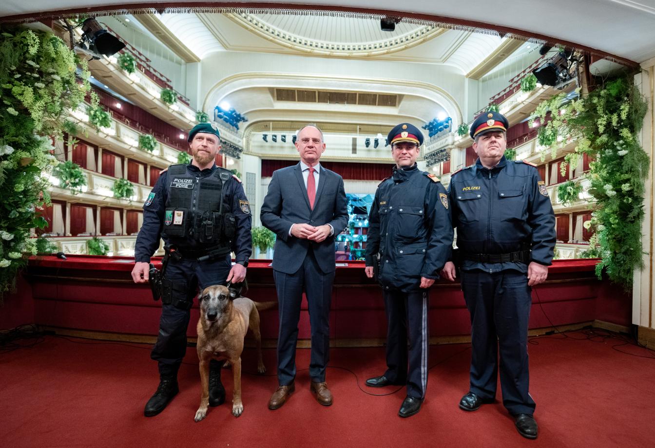 Innenminister Gerhard Karner (ÖVP) und Polizisten mit einem Sprengstoffhund in der Oper.