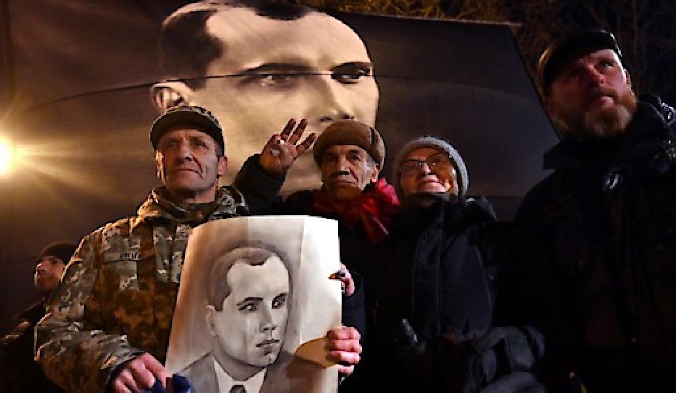 Mann trägt Bild von Stepan Bandera bei Marsch in Kiew im Jahr 2020.