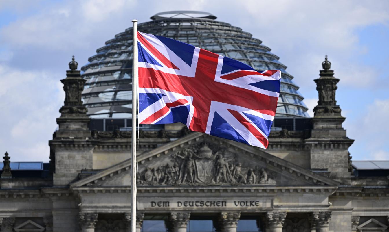 Charles III. in Deutschland: Vor dem Reichstag in Berlin flattert der Union Jack