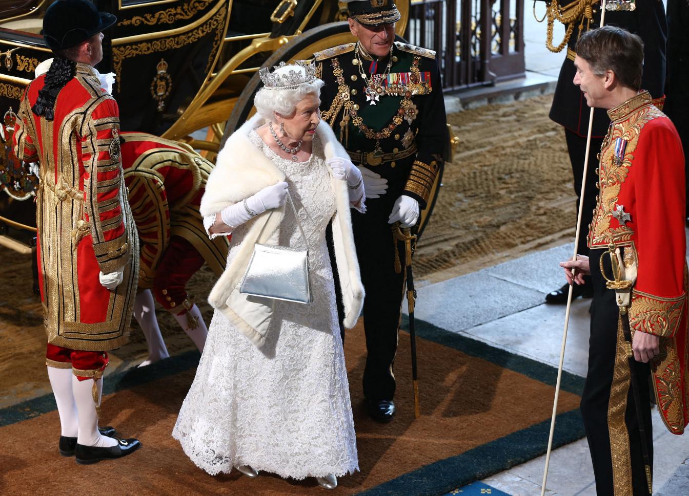 Lord Great Chamberlain David Cholmondeley (rechts, der Marquess of Cholmondeley nimmt bei der Eröffnung des Parlaments 2015 Queen Elizabeth II. und ihren Mann Prinz Philip in Empfang
