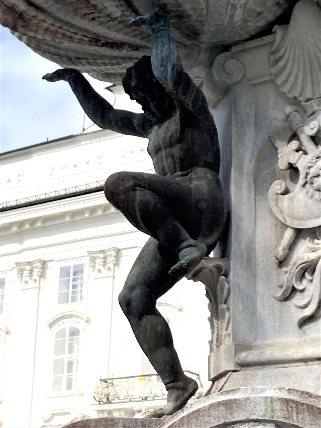 Bronzestatue am Innsbrucker Leopoldbrunnen
