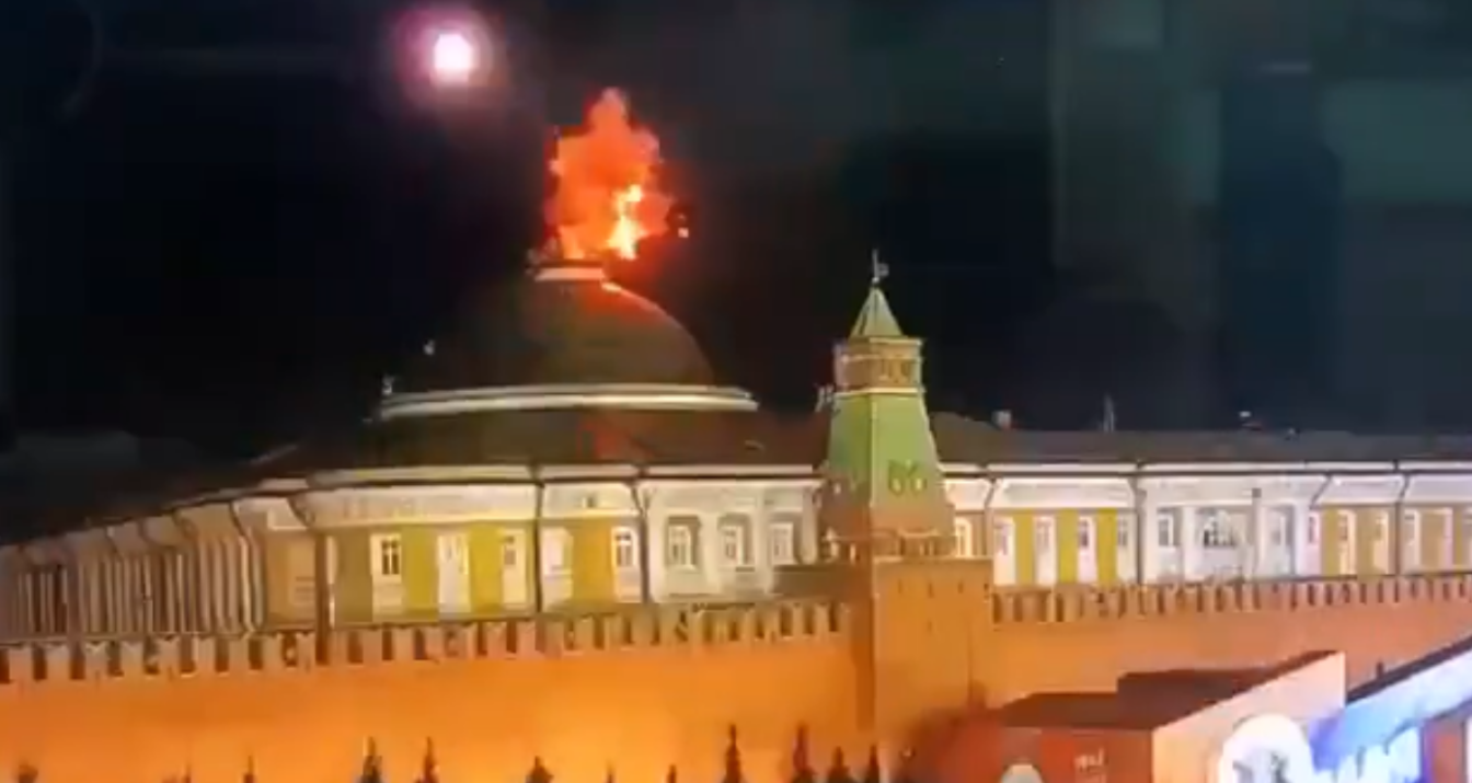 Der Screenshot eines Videos zeigt die Explosion einer Drohne über dem Kreml
