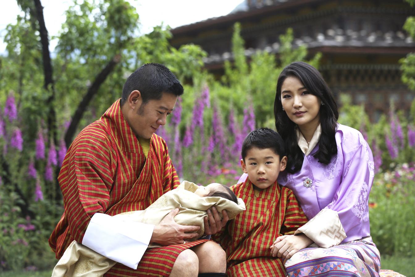 Bhutan König Jigme Khesar Namgyel Wangchuck mit Baby Gyalsey im Arm, daneben Königin Jetsun Pema und der Thronerbe Gyalsey Jigme Namgyel im Lingkana Palast