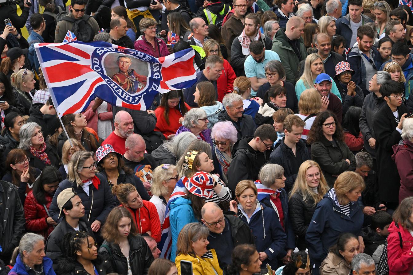 Zehntausende Menschen warten entlang der Prozessionsroute auf König Charles III. und die Krönung