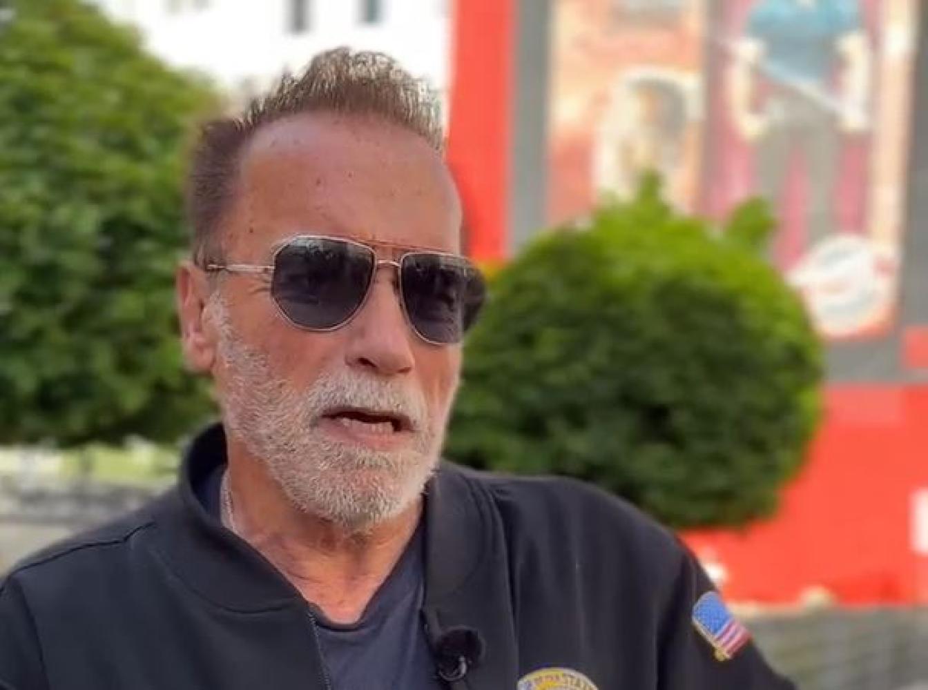 Arnold Schwarzenegger bei seiner Radtour durch Wien