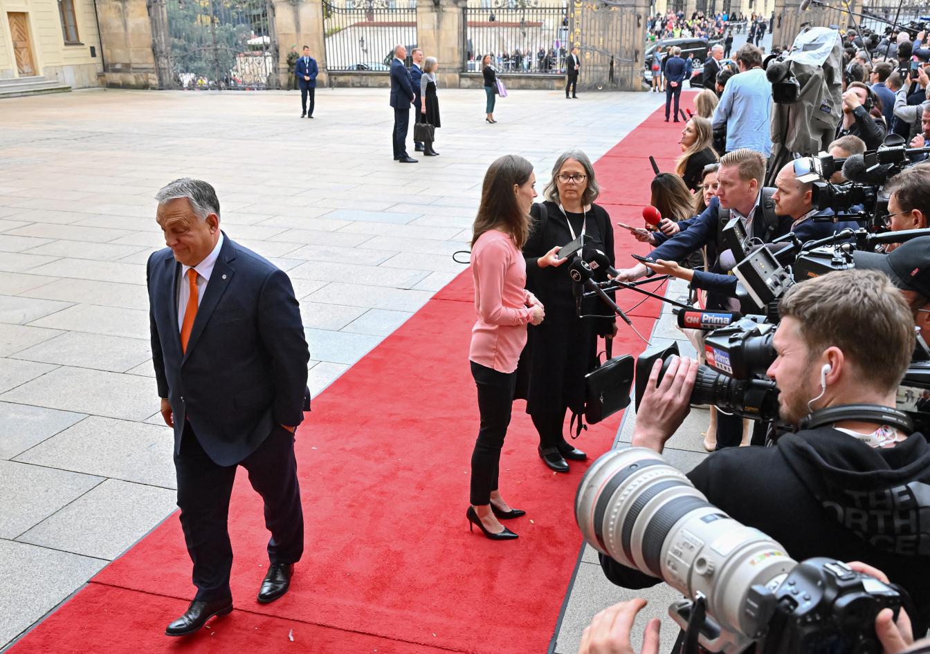 Orban am roten Teppich