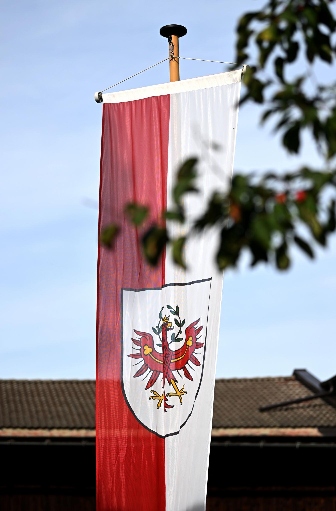 Eine Fahne mit dem Tiroler Wappen