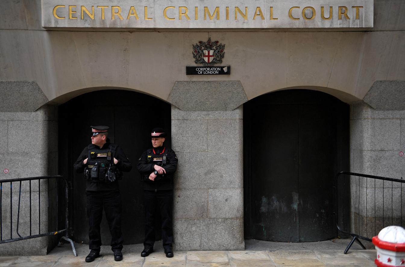 Britische Polizisten stehen vor dem Old Bailey Englands zentralem Strafgericht
