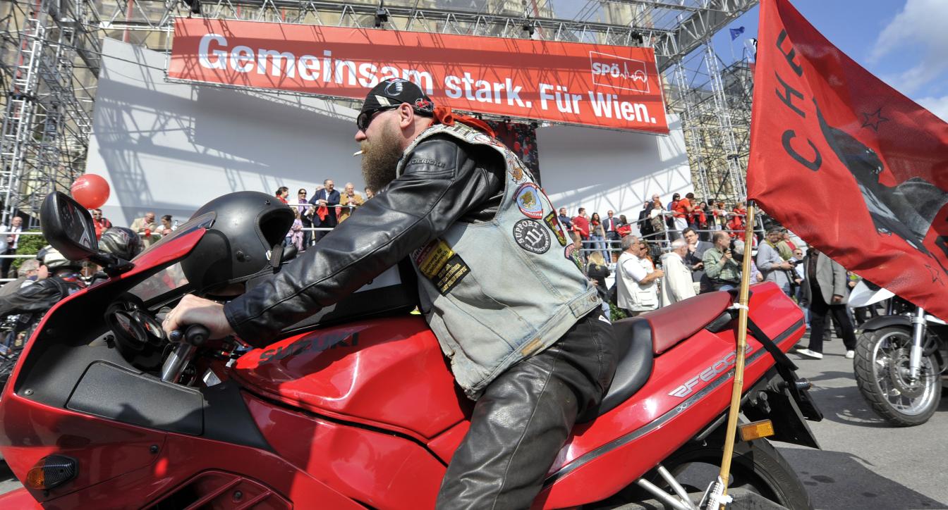 Teilnehmer mit Motorrädern während des traditionellen Maiaufmarsches der SPÖ am Wiener Rathausplatz am Samstag, 01. Mai 2010