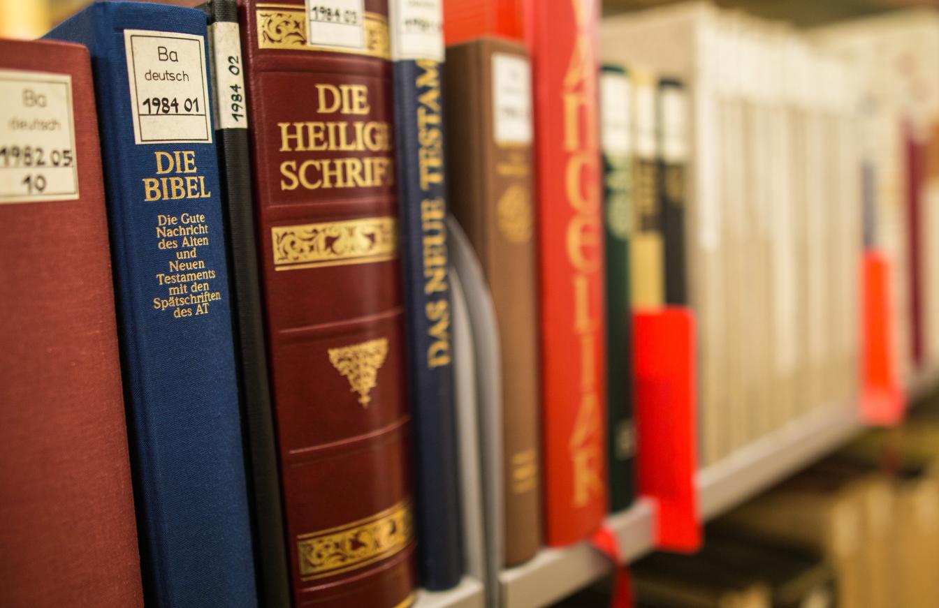Die Bibel in einem Regal