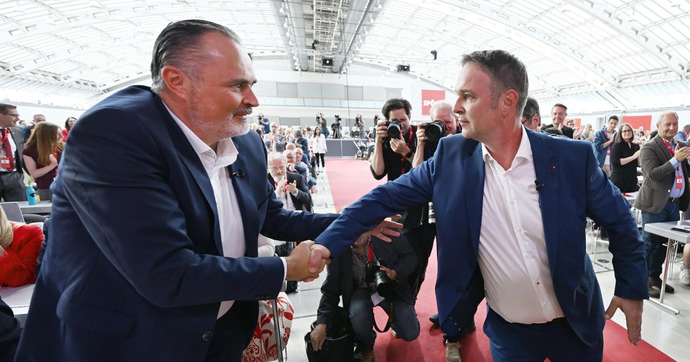 Hans Peter Doskozil und Andreas Babler schütteln sich beim SPÖ-Parteitag die Hände