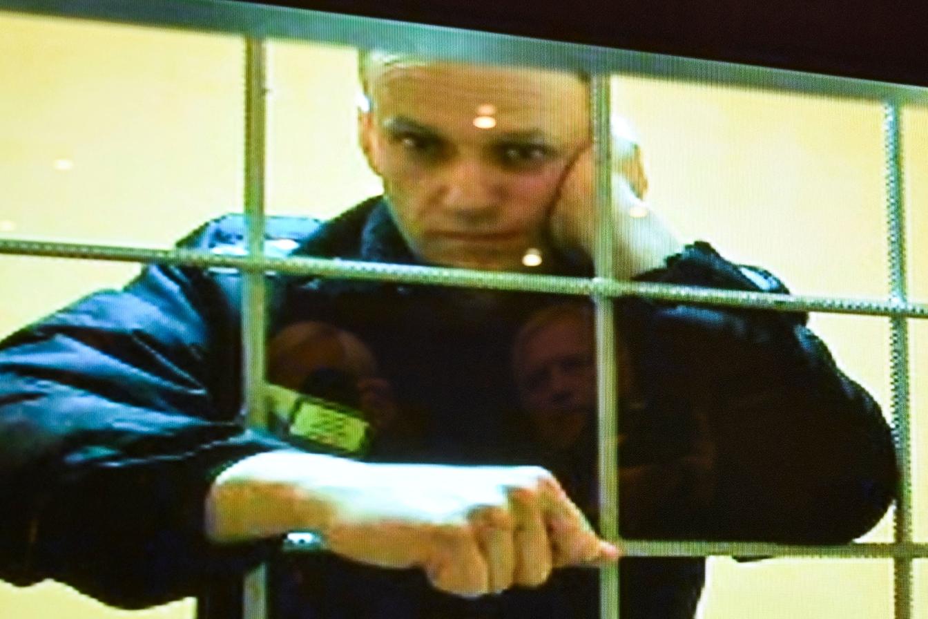 Nawalny, wie er im Mai 2022 per Video aus der Haft in einen Gerichtsaal in Moskau zugeschalten wurde.