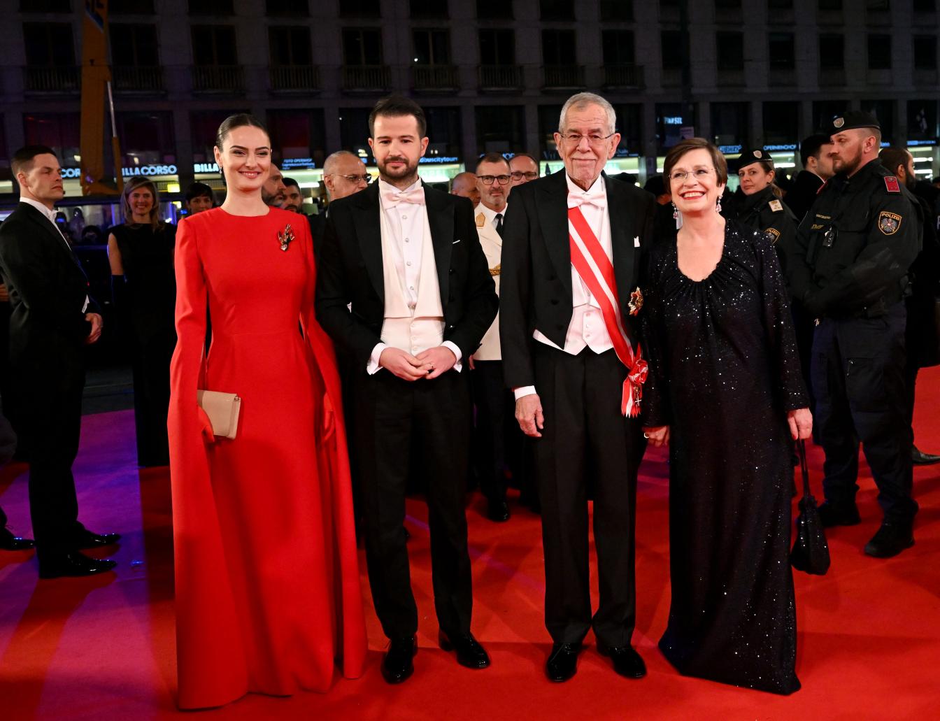 Montenegros Präsident Jakov Milatovic mit Ehefrau Milena, Bundespräsident Alexander Van der Bellen und Ehefrau Doris Schmidauer
