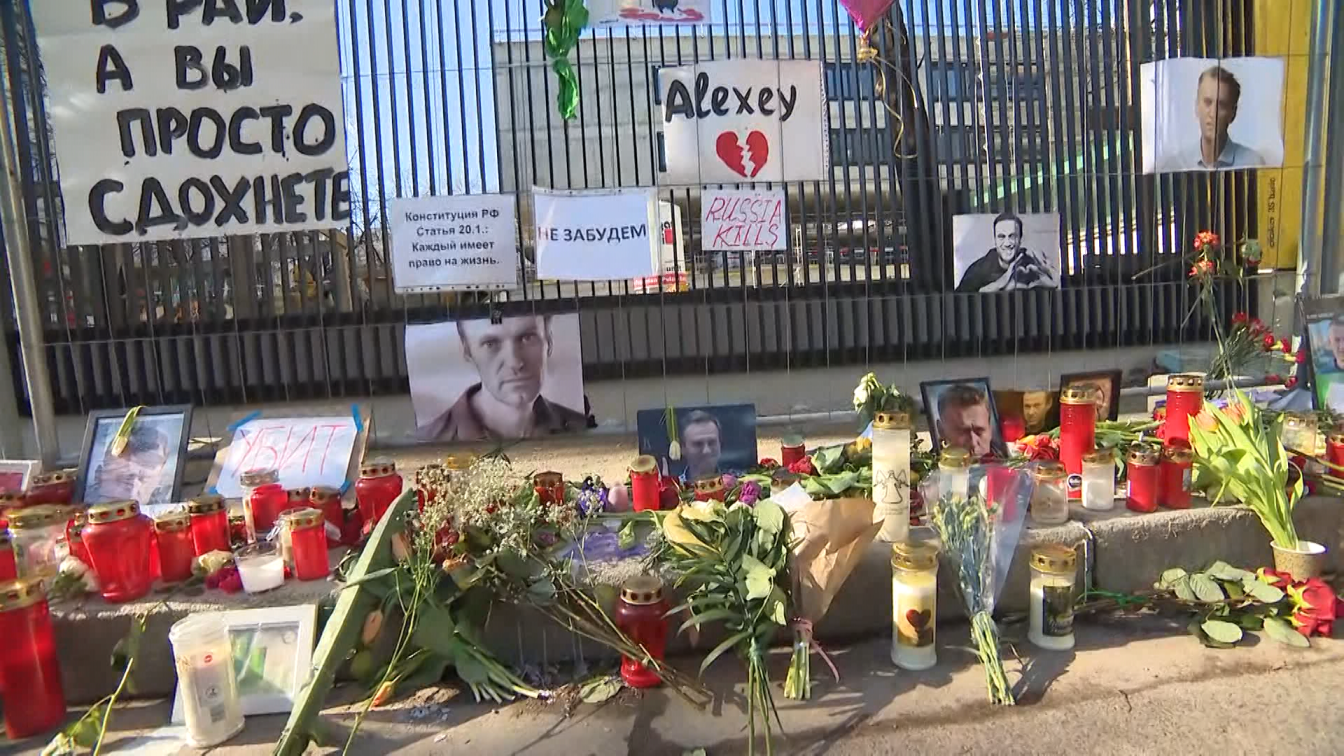 Kerzen und Blumen für Alexej Nawalny vor der russischen Botschaft in Wien