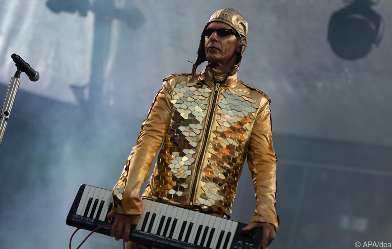 Christian Flake Lorenz von Rammstein im goldenen Anzug bei einem Konzert 2019